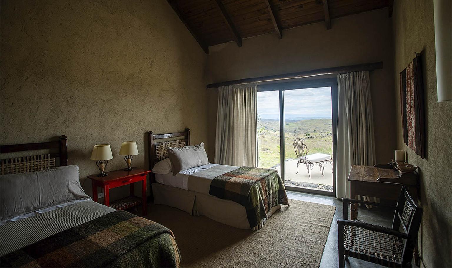 Habitación de módulo con camas individuales y vista a las Sierras