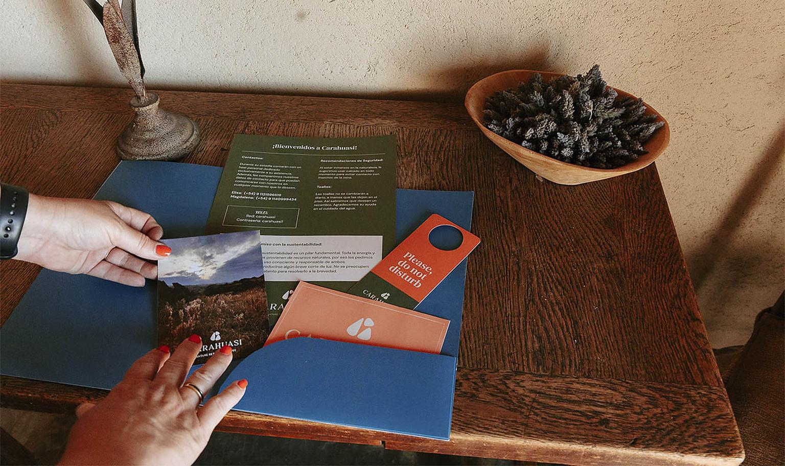 El kit de bienvenida de Carahuasi sobre un escritorio de madera